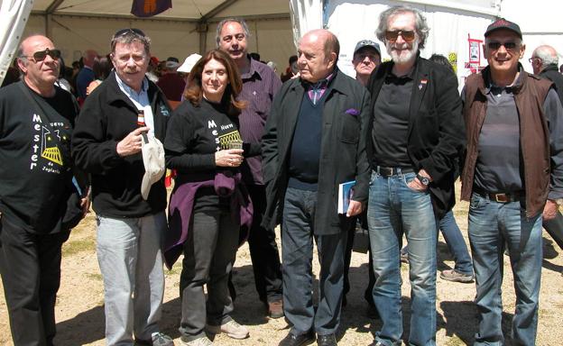 Los miembros de la formación musical segoviana coon Luis López Álvarez (5i), autor del poema 'Los comuneros', en la campa de Villalar en 2001.