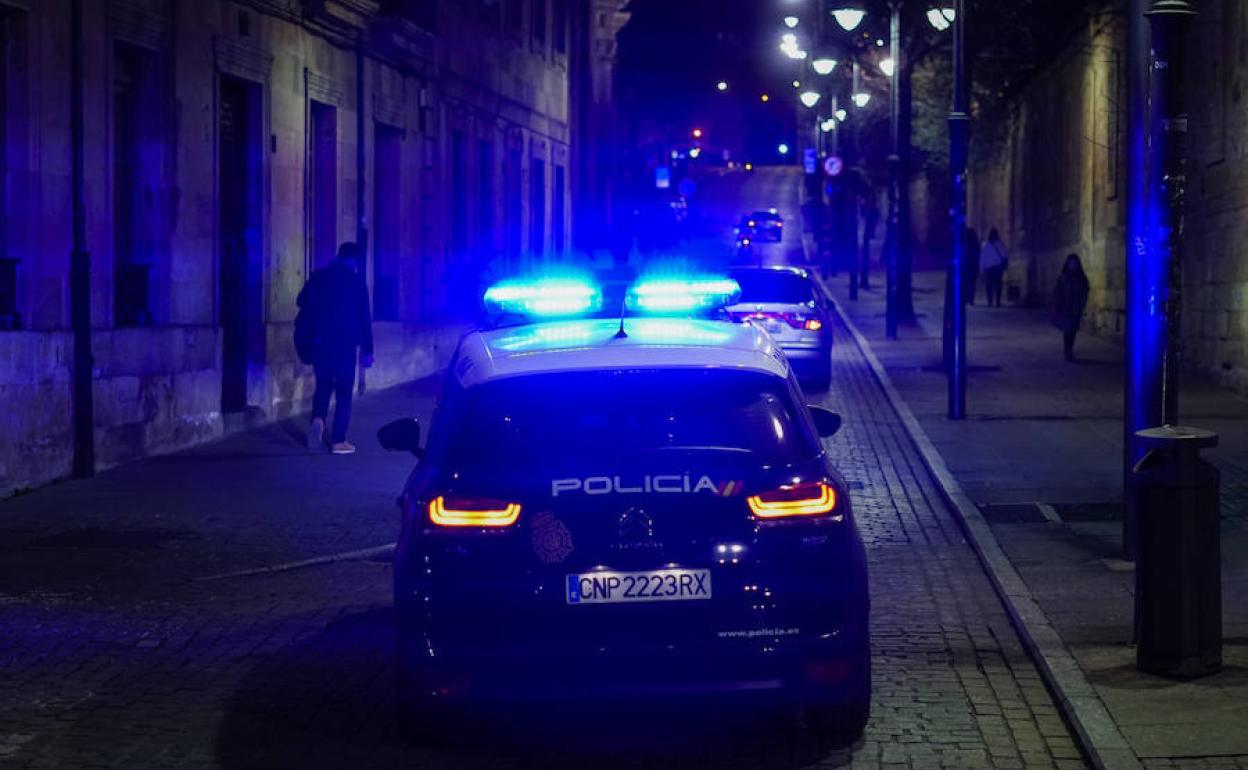 Vehículo policial en el centro de Salamanca.