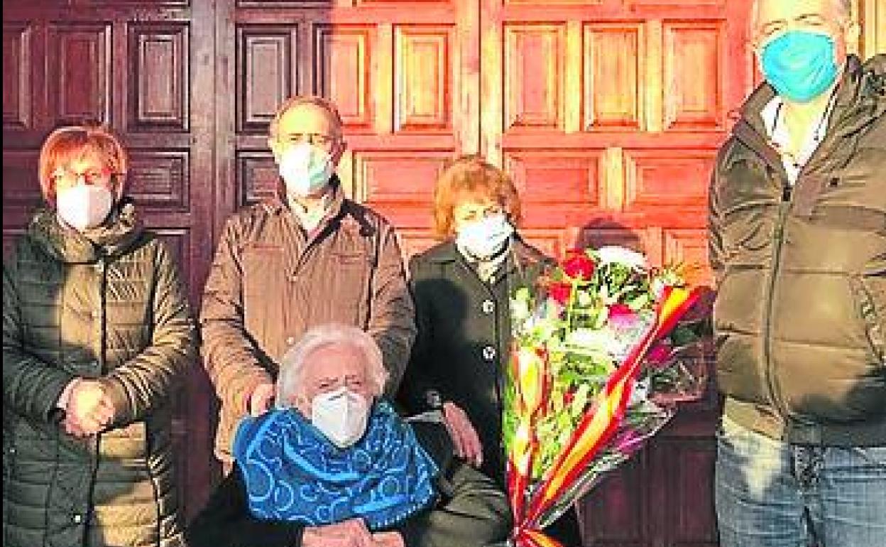 Evelia Merino, con sus hijos, el alcalde y la teniente de alcalde.