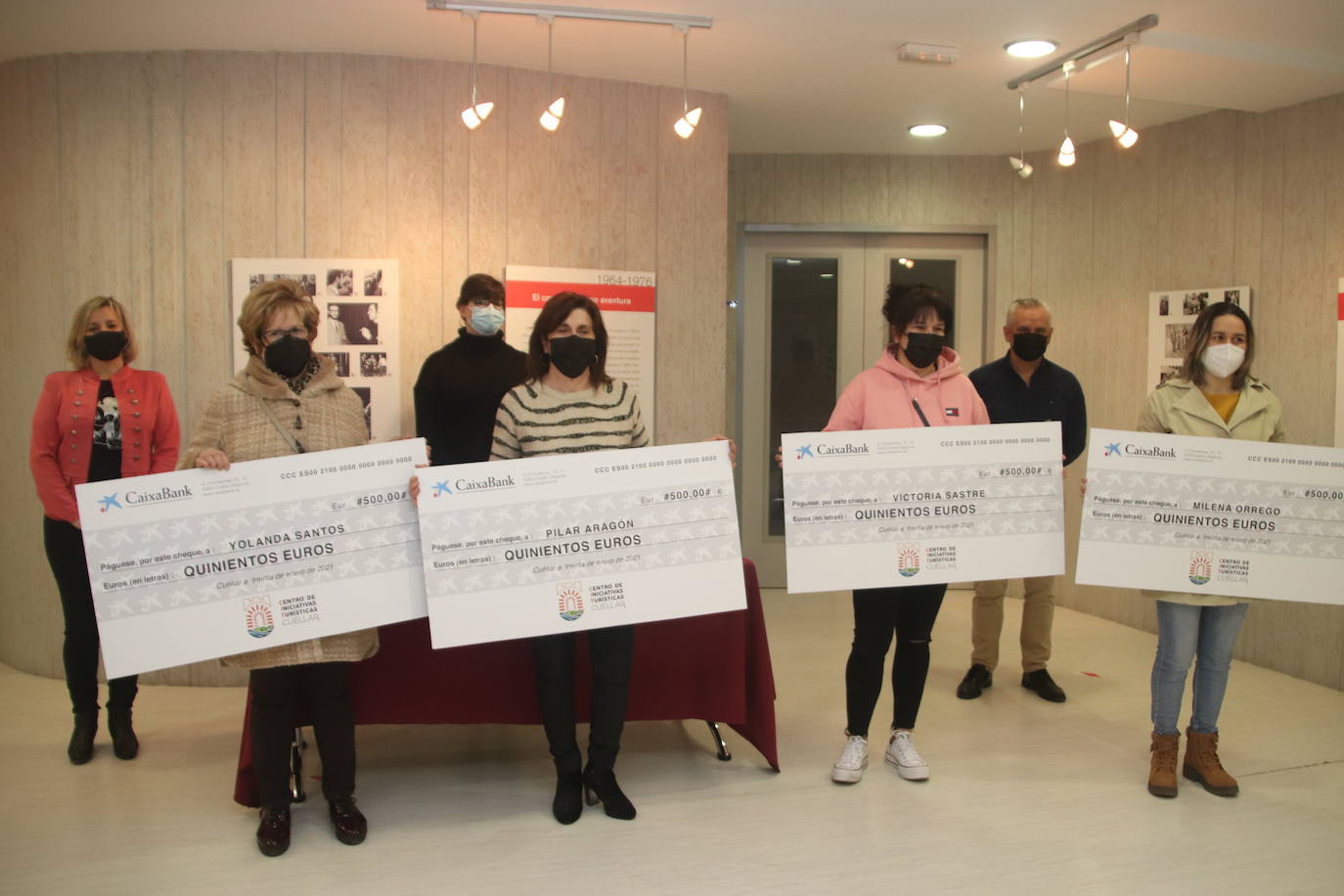 Las ganadoras de la campaña, con sus chques. 