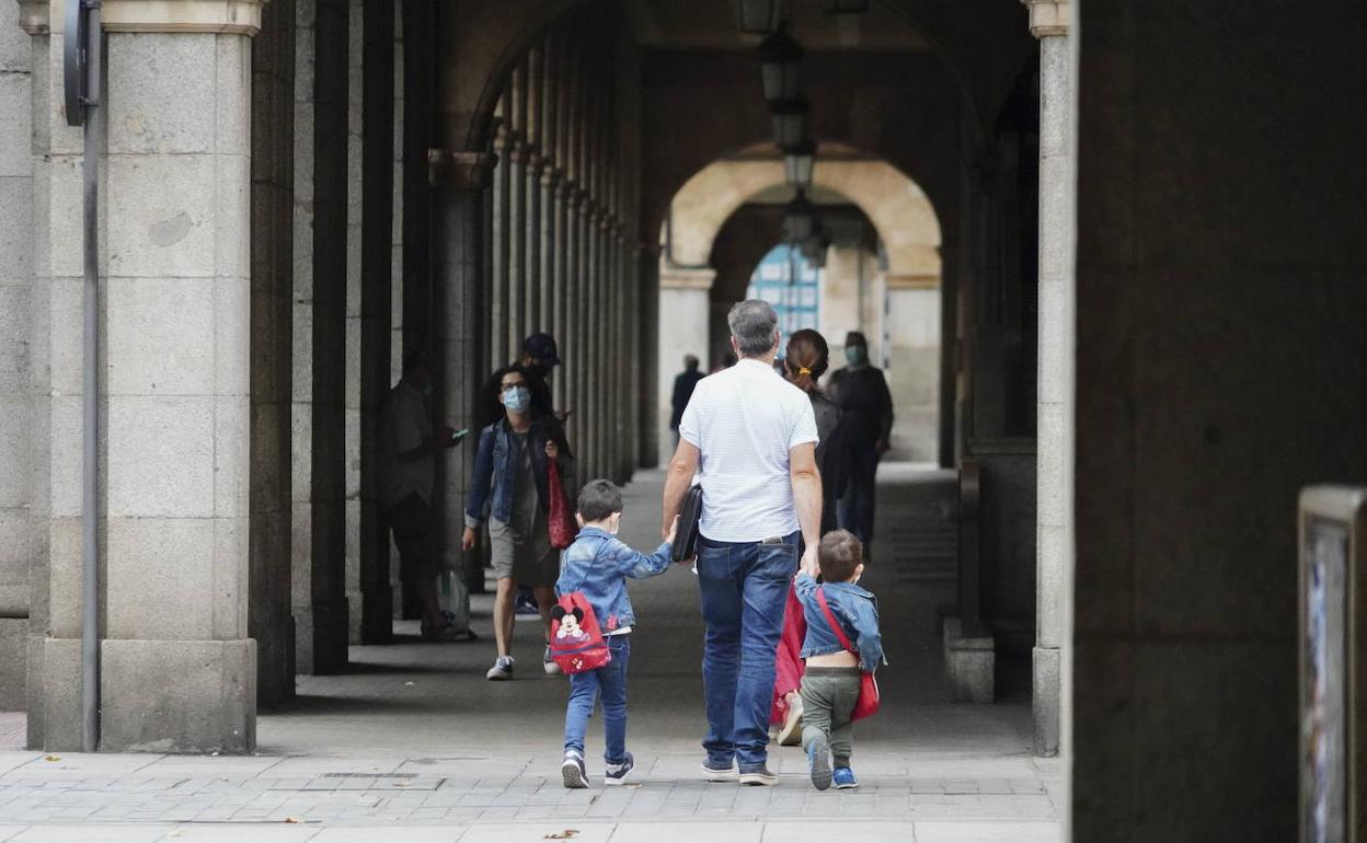 Padres llevando a sus hijos al colegio en una mañana cualquiera del curso escolar. 