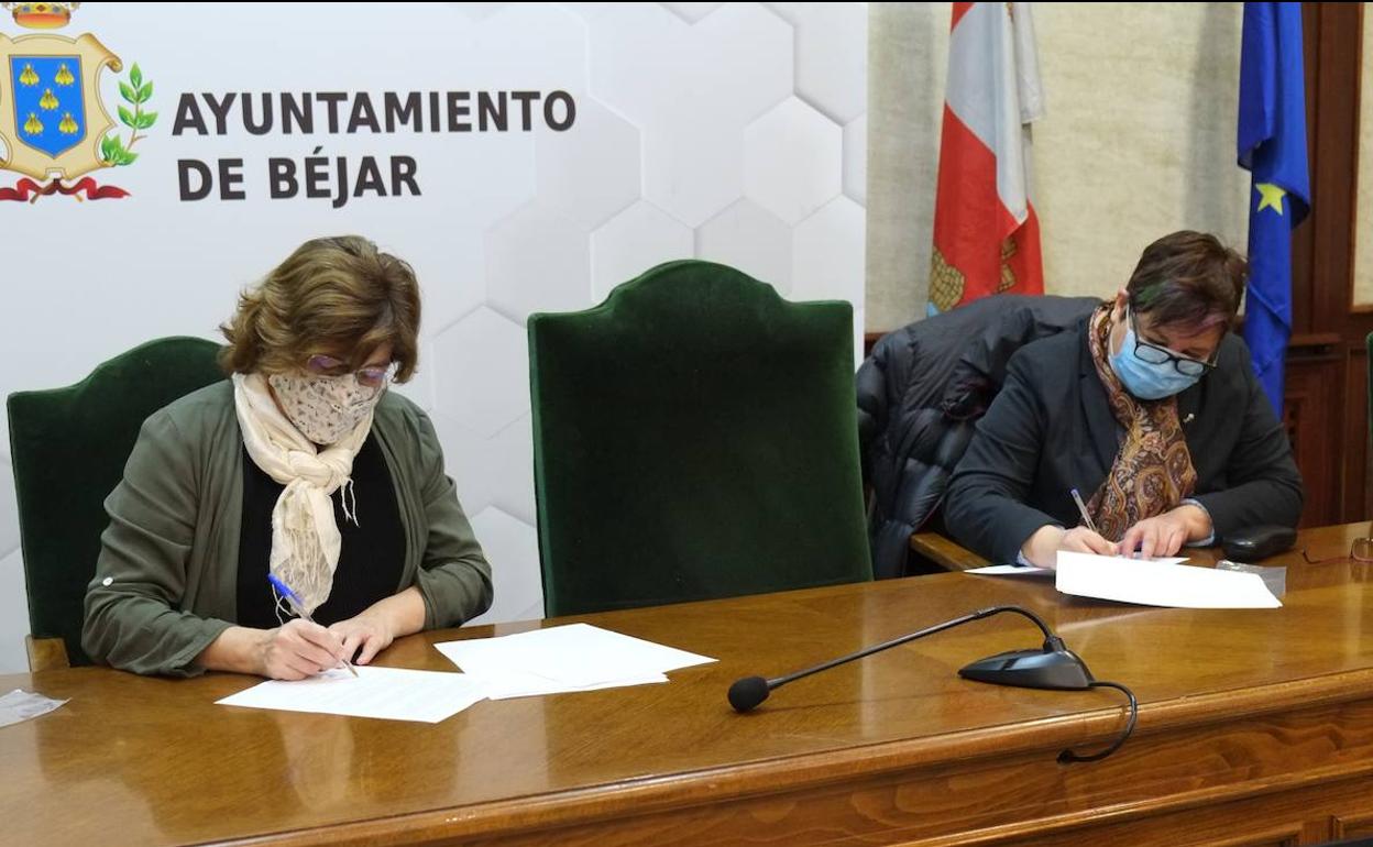 Firma del convenio por la alcaldesa de Béjar y la presidenta del CEB sobre la investigación. 