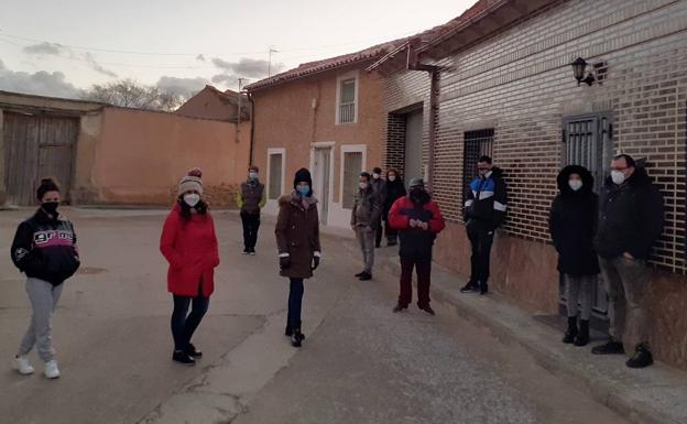 Vecinos del municipio escuchan el tañir de las campanas desde la calle. 