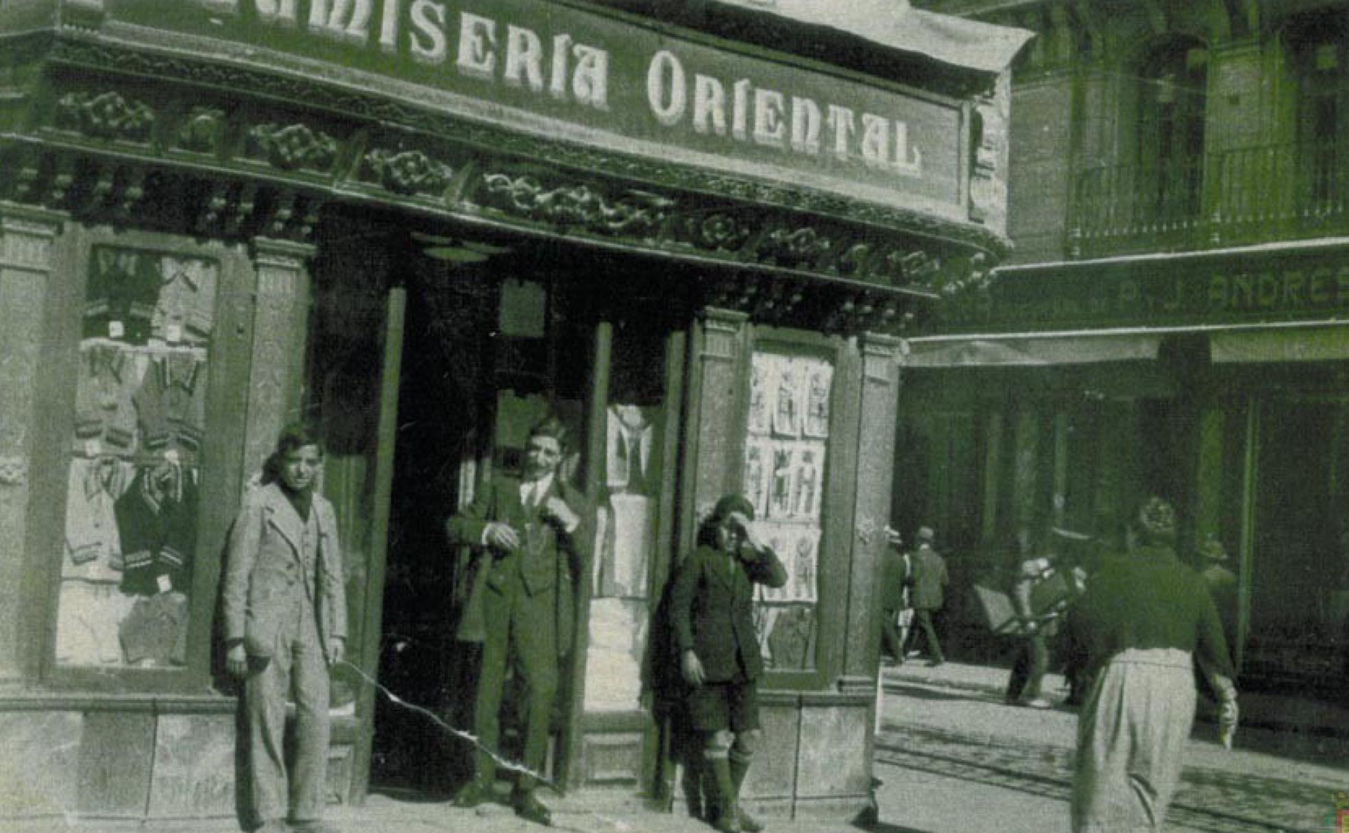 El propietario y empleados de la Camisería Oriental, en la calle de Santiago, a la entrada de la tienda. 