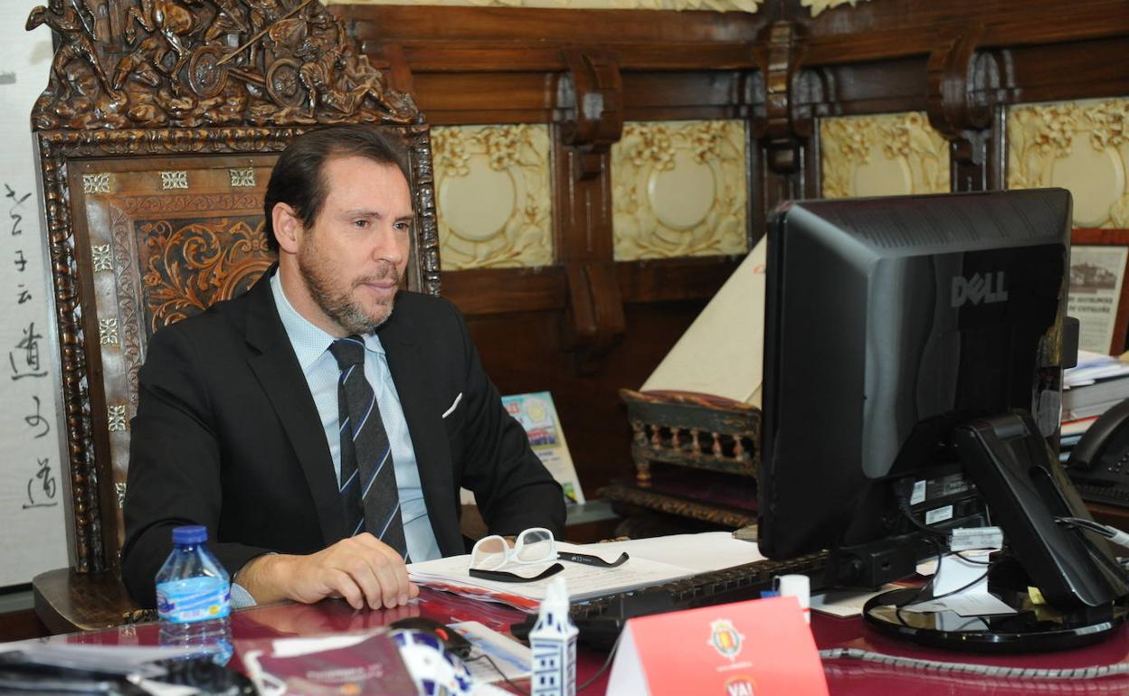 El alcalde de Valladolid, Óscar Puente, durante el Pleno telemático este martes. 