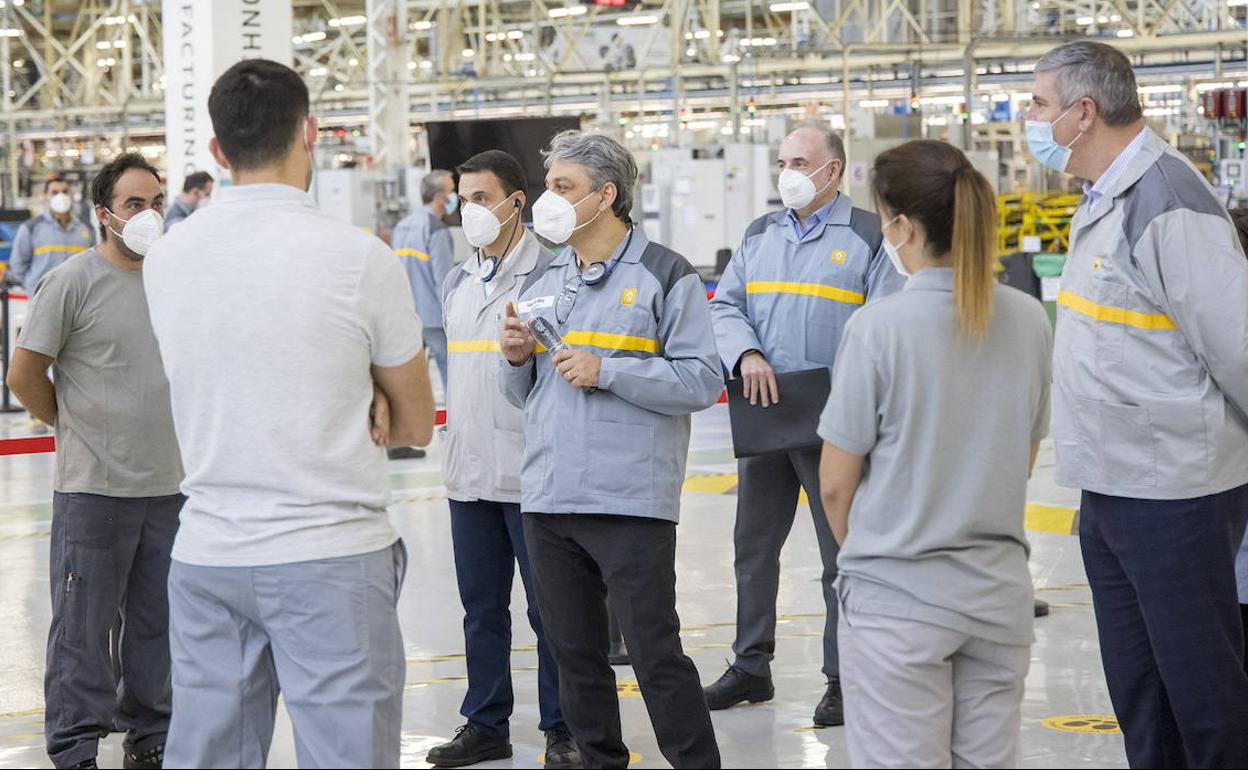 Los directivos de Renault en la planta de Valladolid, con varios trabajadores. 