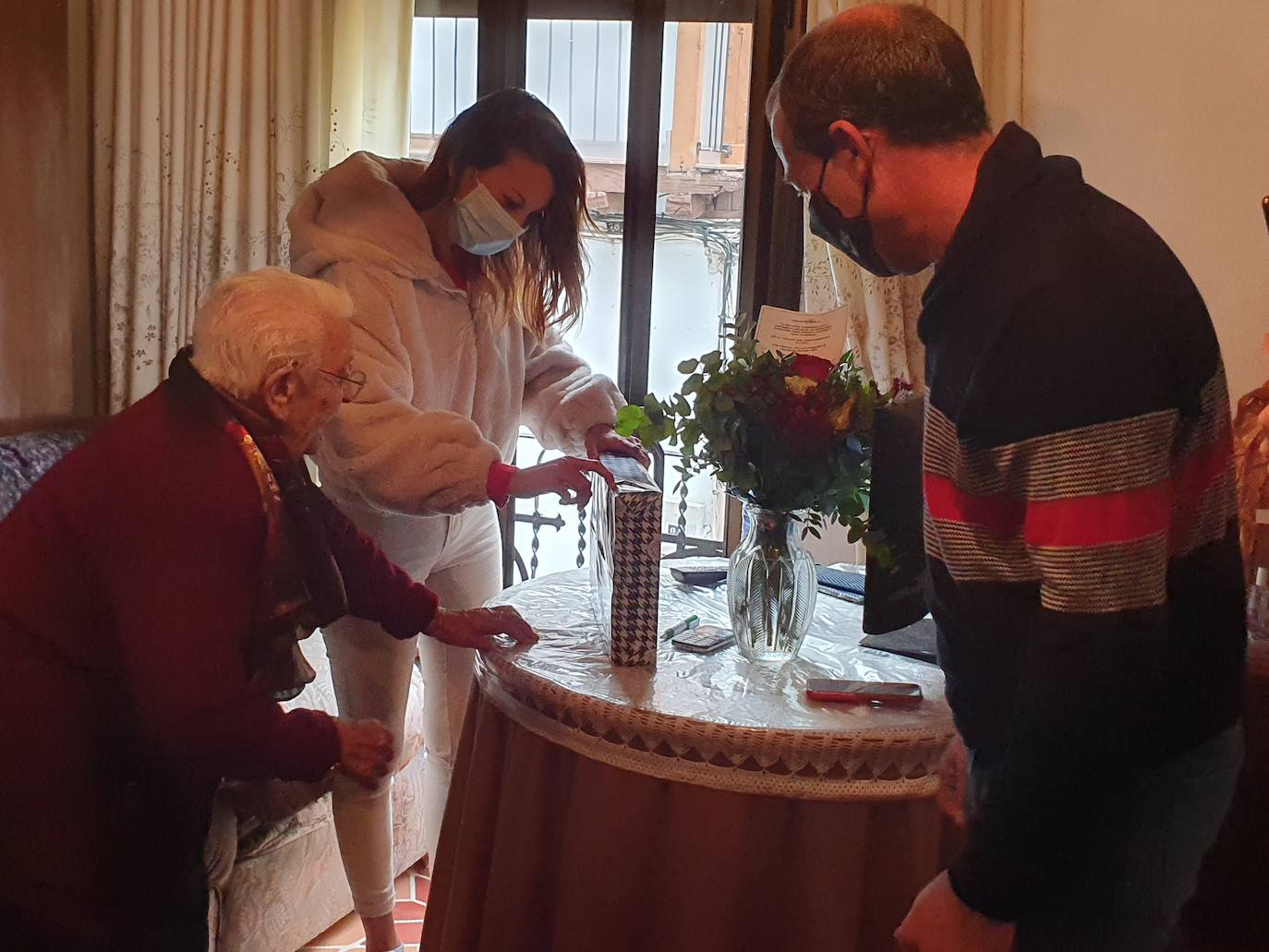 Fotos: Josefa Ripoll Martín celebra sus 100 años en Garcibuey, Salamanca