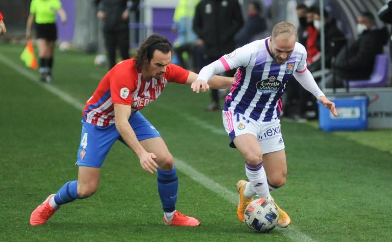 Sergio Benito avanza junto a la banda con el marcaje de Pelayo durante el Real Valladolid Promesas-Sporting B de este miércoles.