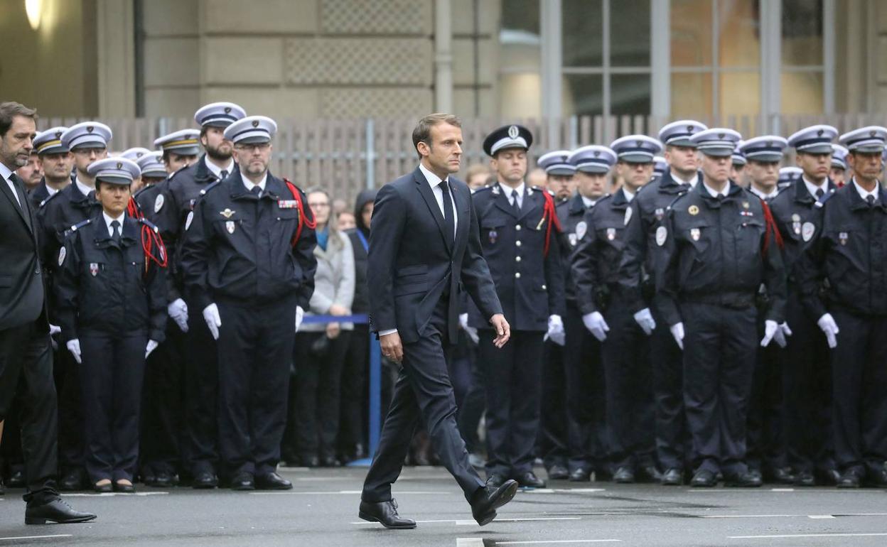 Macron, en el acto de homenaje a tres policías asesinados en un ataque terrorista