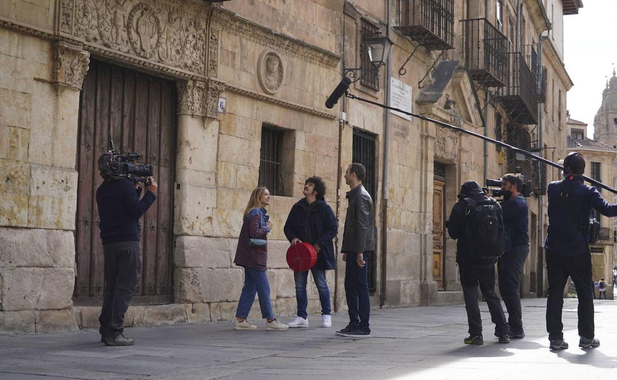 Grabación del programa de televisión 'Rutas bizarras' en las calles de Salamanca.