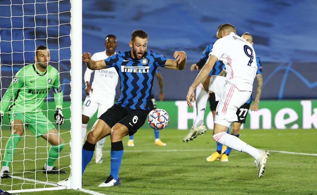 Benzema remata en el partido de la fase de grupos frente al Inter disputado en el Alfredo Di Stéfano. 