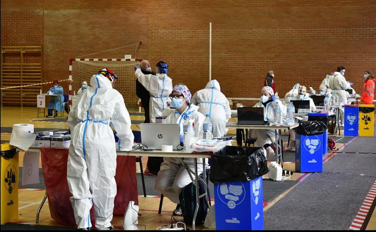 Los equipos sanitarios recogen las muestras y las analizan en el cribado en El Espinar. 