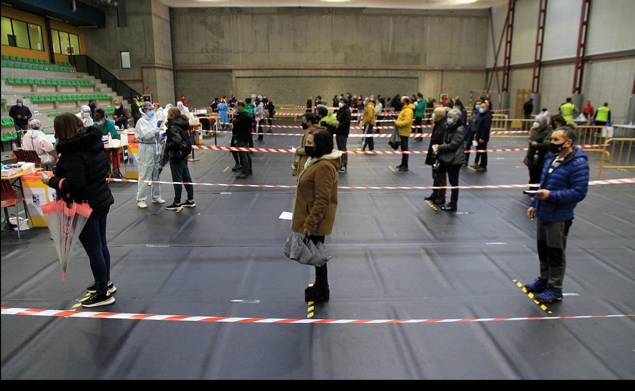 Fila de participantes en el cribado del pasado fin de semana en Palazuelos de Eresma. 