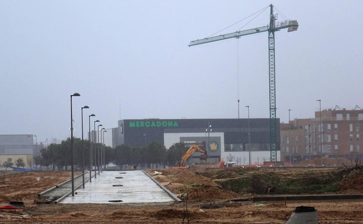 Trabajos de urbanización en la ampliación del barrio de El Peral.