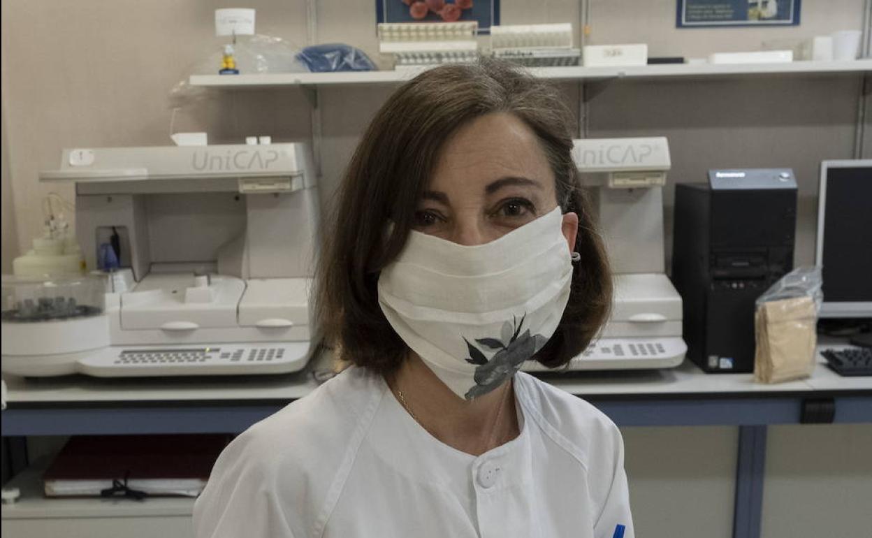 Alicia Armentia, en su laboratorio del Río Hortega de Valladolid. 