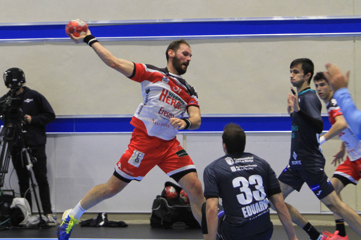 Partido entre el Balonmano Nava y el Balonmano Logroño 