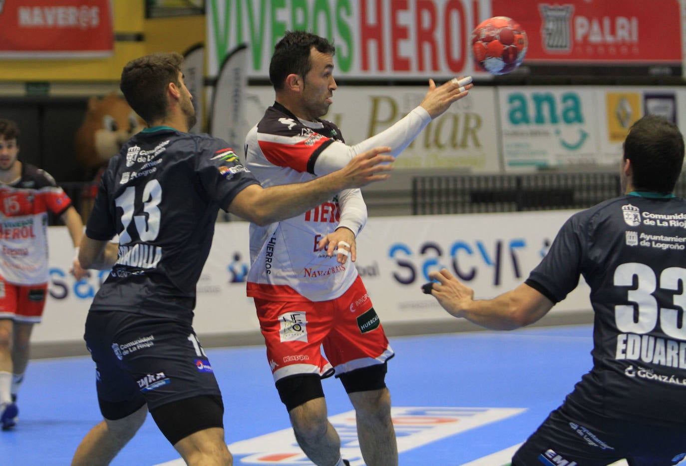 Partido entre el Balonmano Nava y el Balonmano Logroño 