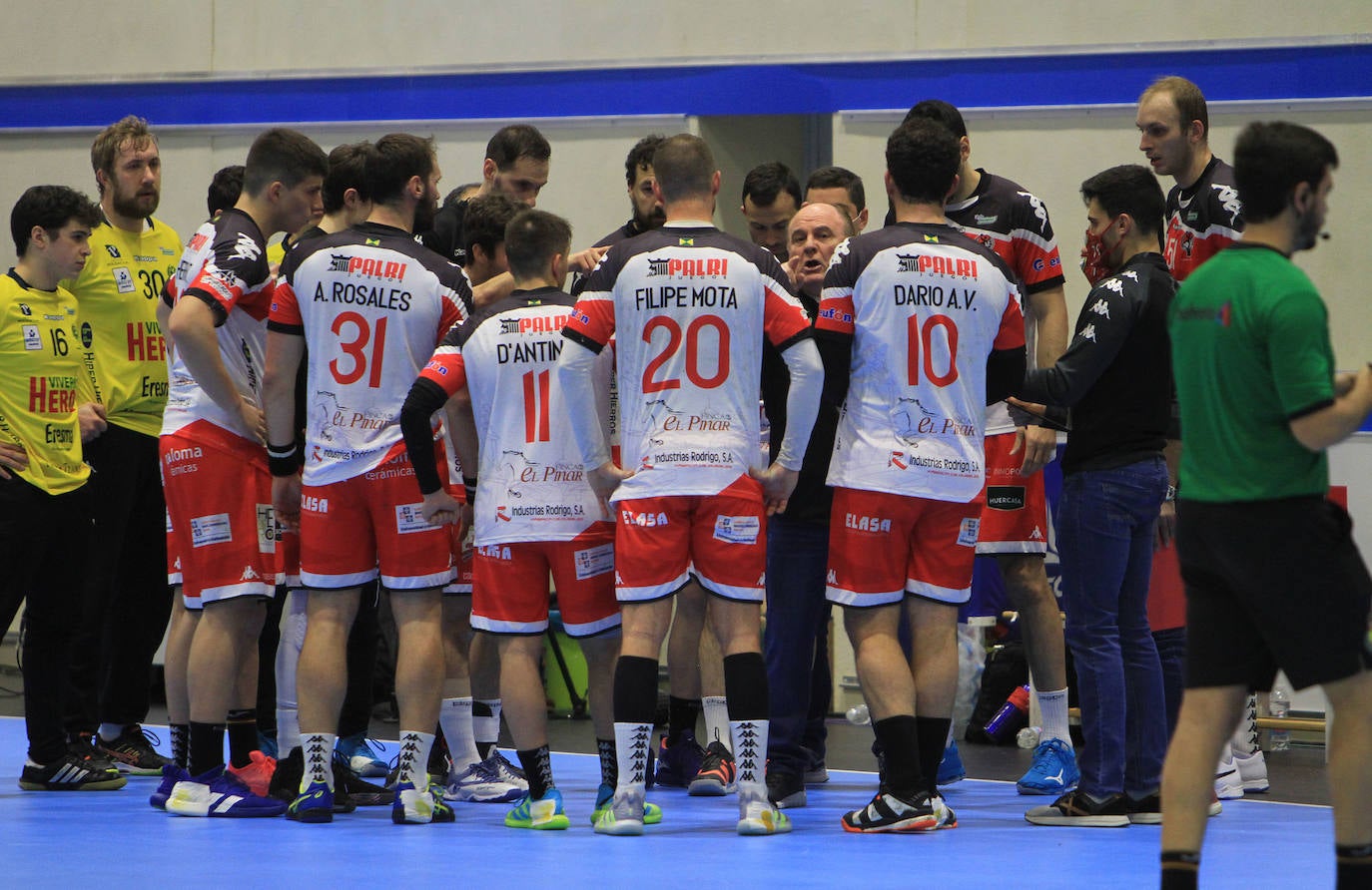 Partido entre el Balonmano Nava y el Balonmano Logroño 