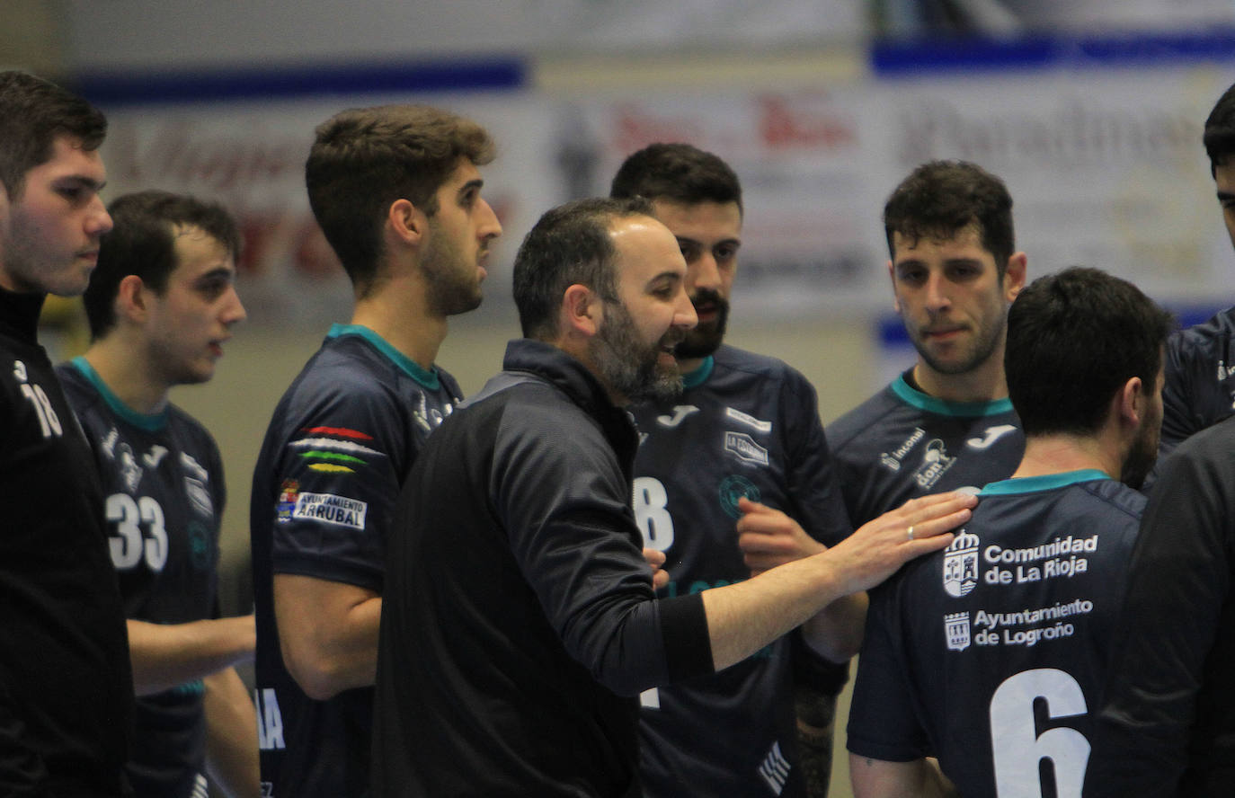 Partido entre el Balonmano Nava y el Balonmano Logroño 