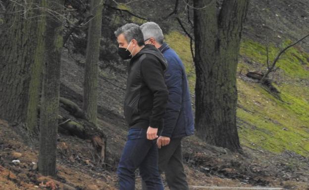 Miguel Ángel Gómez, director deportivo, entra en los Campos Anexos acompañado por el delegado del equipo, Paco Santamaría.