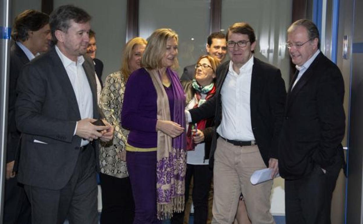 Alfonso Fernández Mañueco, con los candidatos del PP a las alcaldías en 2019. 