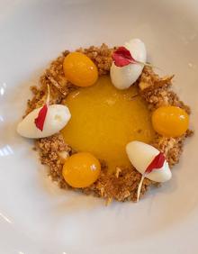 Imagen secundaria 2 - Arriba, Lomo de jabalí con un tatín de manzana reineta de El Bierzo. Abajo, 'Pan en chocolat' de conejo de monte sobre un guisito de rebozuelos, y Gelée de naranja, con helado de tomillo limonero y yemitas de La Bañeza, crema de cítricos y galleta de mantequilla. 