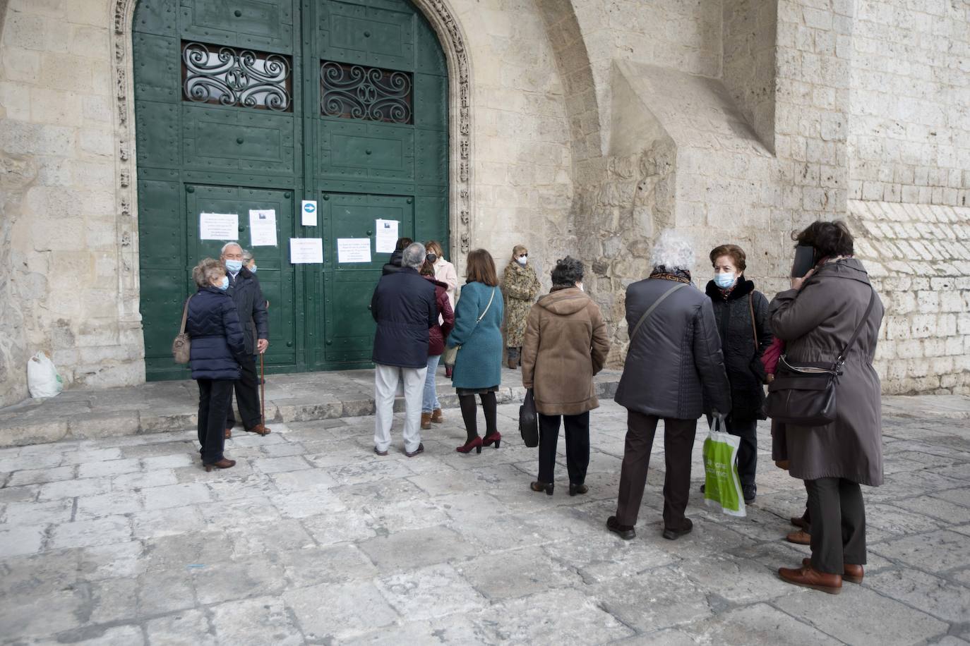 Fotos: Límite de aforo en la iglesia de San Benito