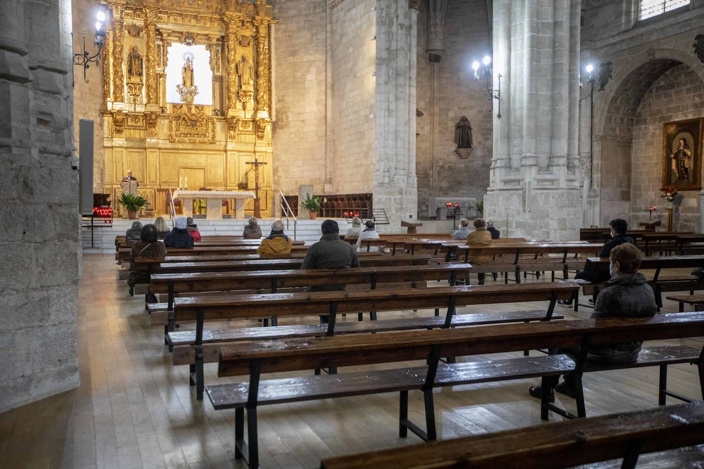 Fotos: Límite de aforo en la iglesia de San Benito