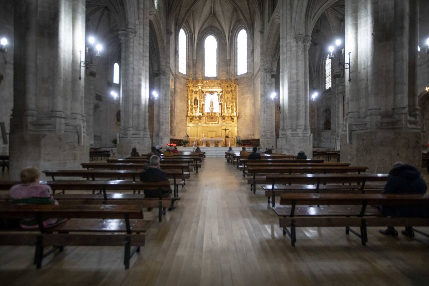 Fotos: Límite de aforo en la iglesia de San Benito