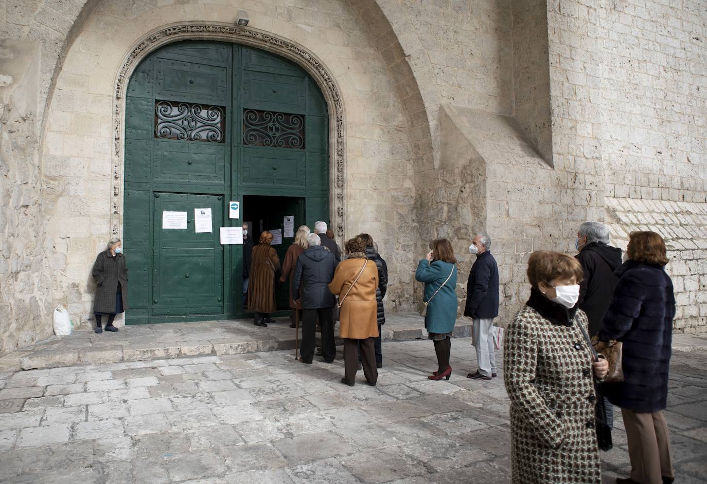 Fotos: Límite de aforo en la iglesia de San Benito