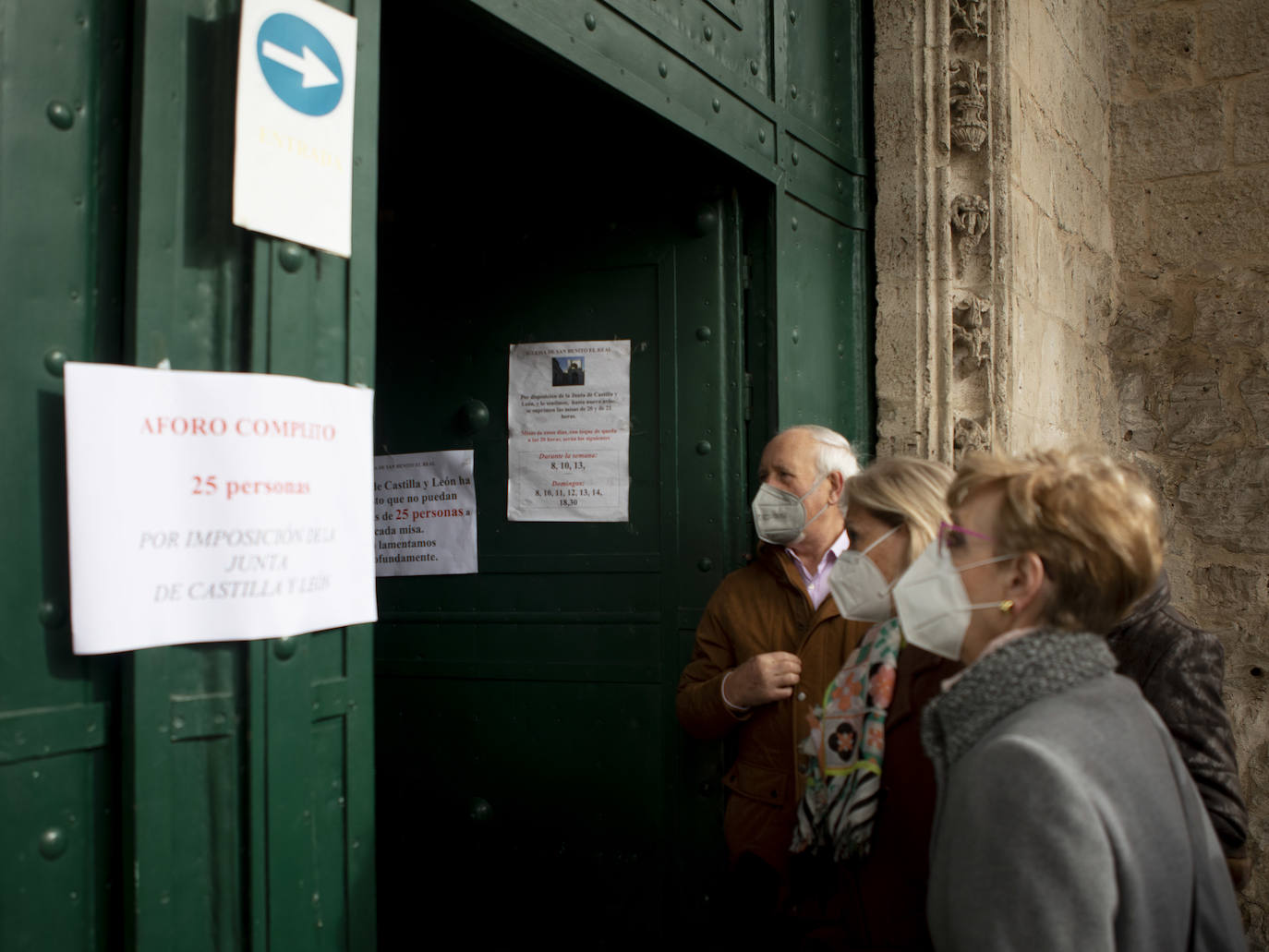 Fotos: Límite de aforo en la iglesia de San Benito