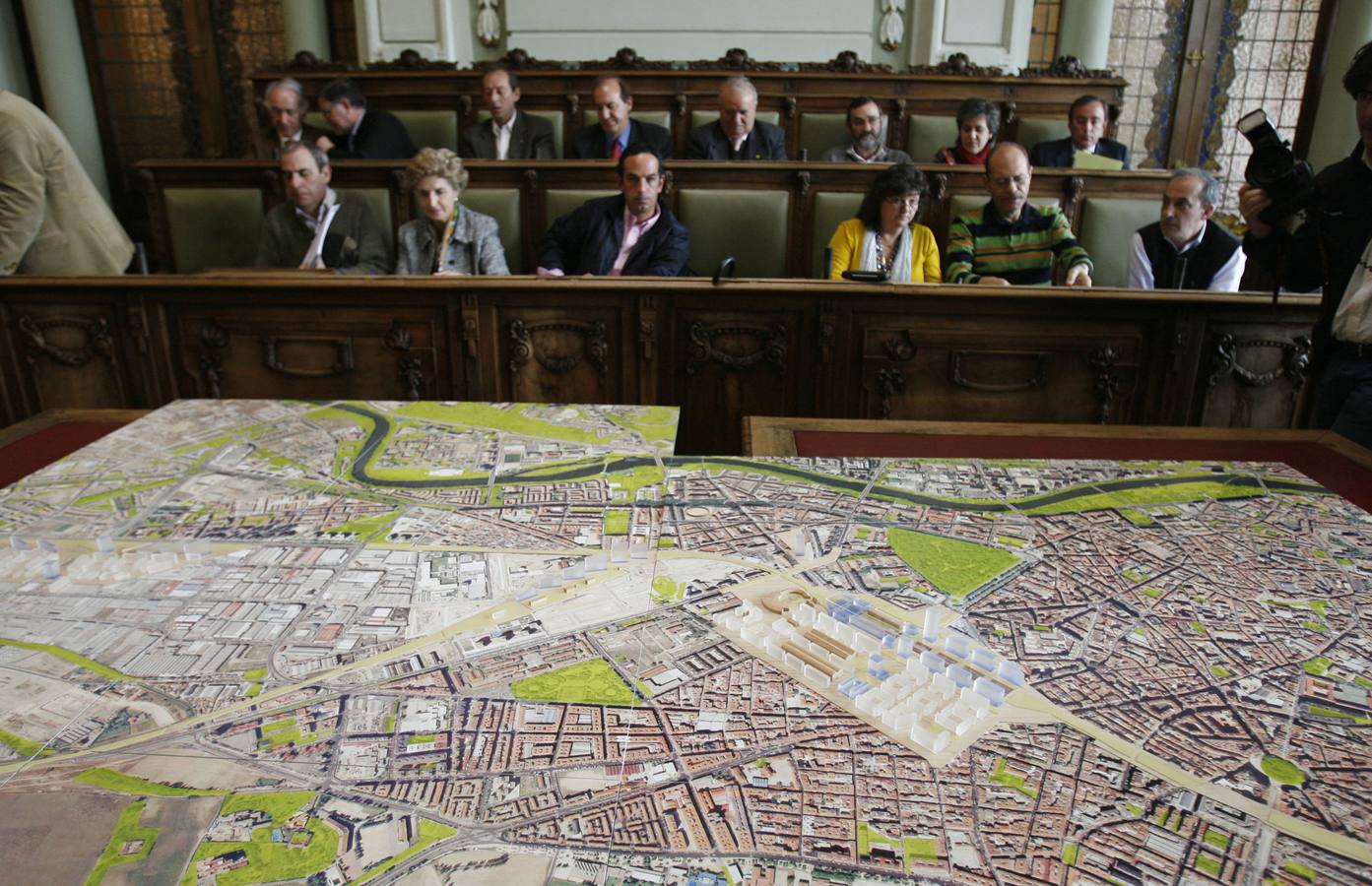 18.04.08 Los representantes del Consejo Social de la Ciudad observan la maqueta del nuevo Valladolid según el proyecto urbanístico de Richard Rogers tras el soterramiento del ferrocarril.