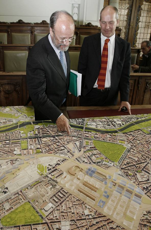 18.04.08 Javier León de la Riva, alcalde de Valladolid, y Simon Smithson, observan la maqueta del nuevo Valladolid según el proyecto urbanístico de Richard Rogers tras el soterramiento del ferrocarril.