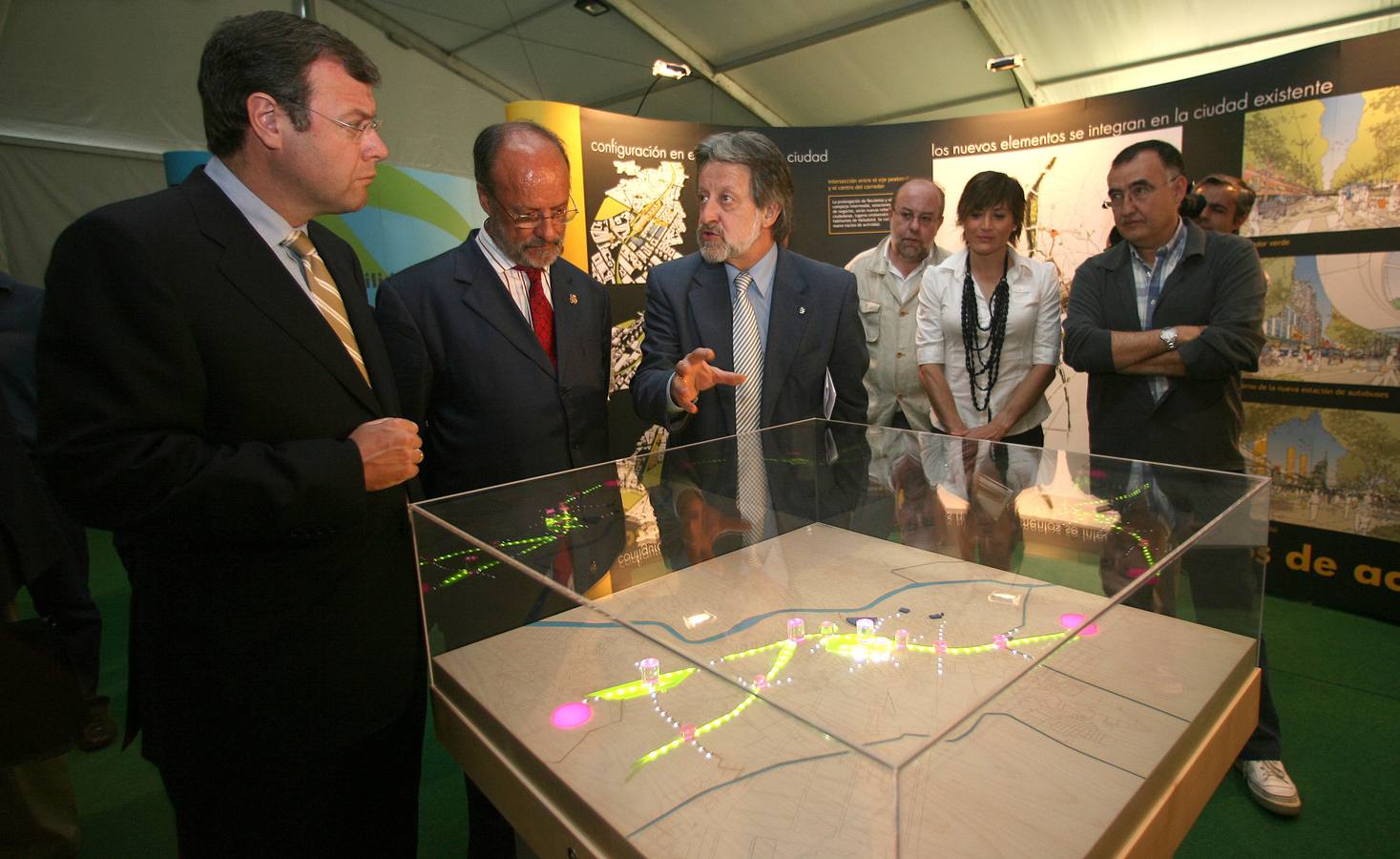 30.06.08 De i a d: Antonio Silván, Javier León de la Riva y Antonio Cabado durante la inauguración de la exposición de las maquetas del proyecto urbanístico de Rogers en la carpa de la Acera de Recoletos con motivo del Tren de Alta Velocidad