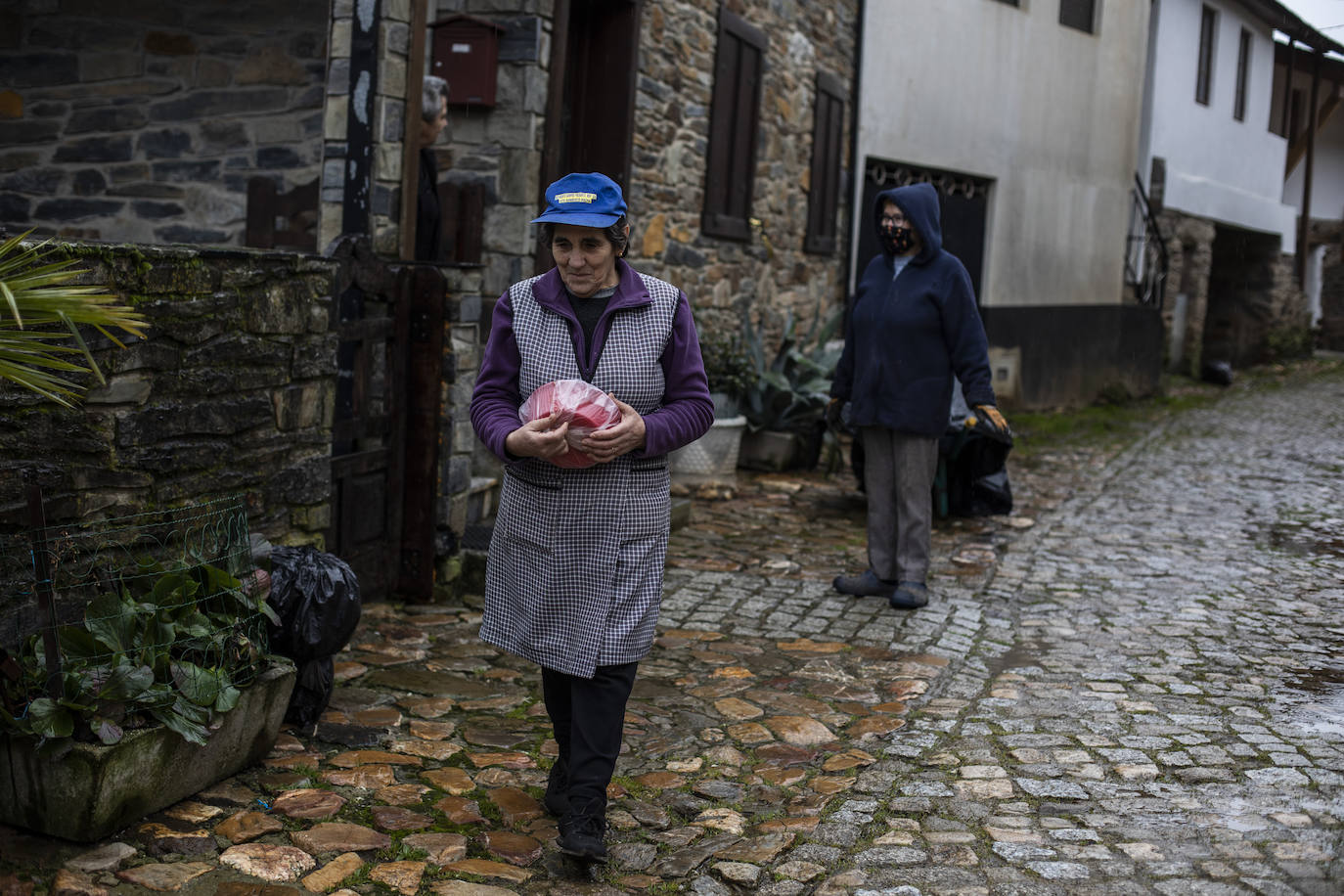 Una mujer, en el camino vecinal que une ambas localidades.