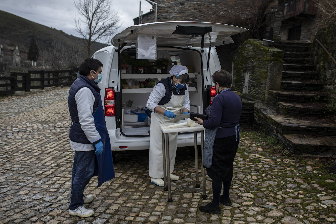 Una furgoneta de alimentación ofrece sus productos en el camino vecinal que une Rihonor de Castilla y Rio de Onor.