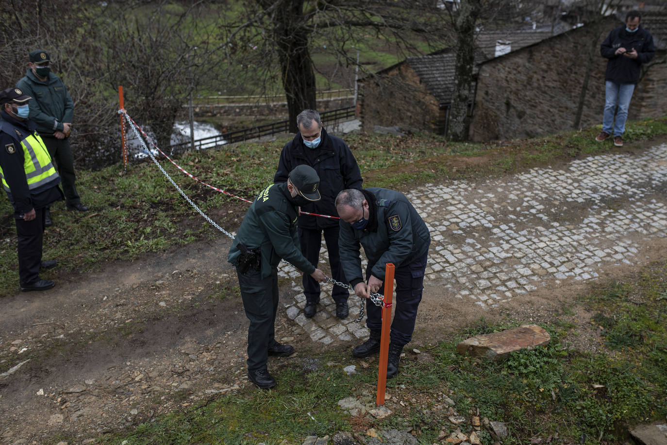 Agentes de ambos países abren la frontera durante dos horas.