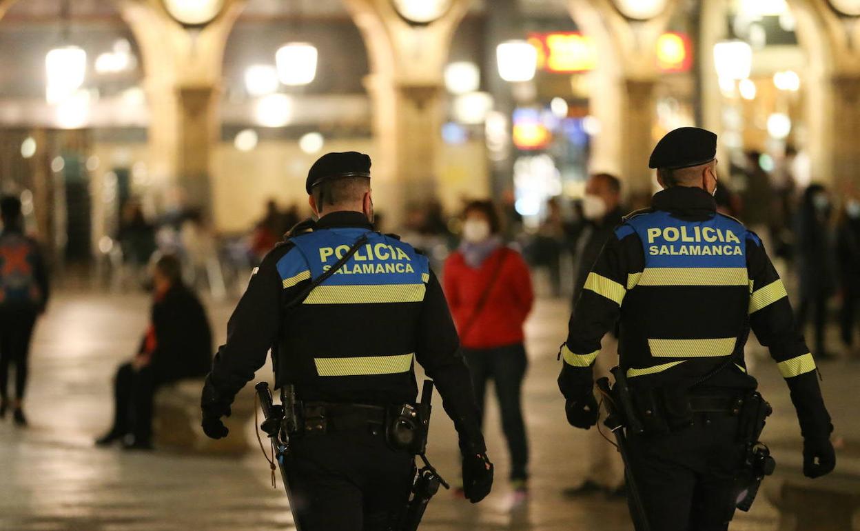 Agentes de la Policía Local, en la Plaza Mayor de Salamanca, poco antes del toque de queda.