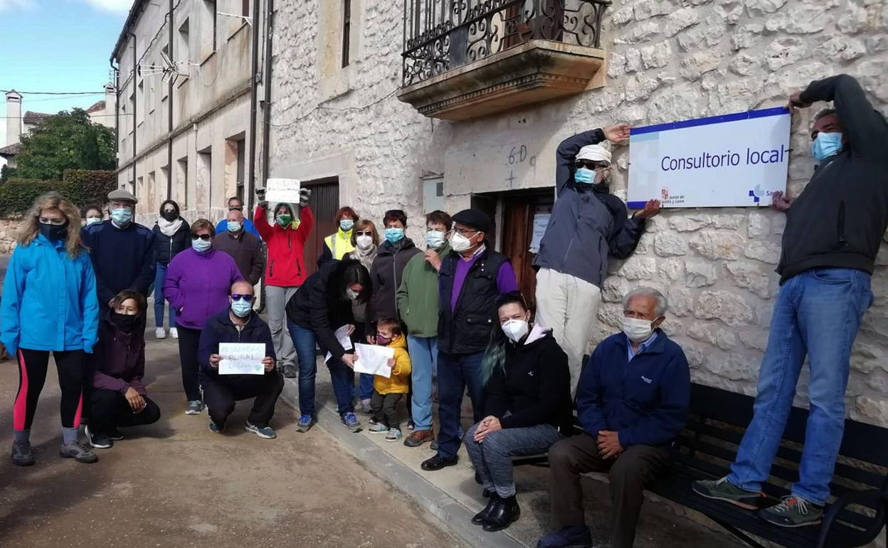 Concentración de vecinos de Ayllón ante el consultorio local, el pasado mes de octubre, en defensa de la sanidad rural. 