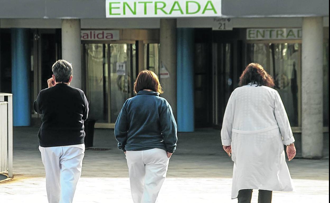 Tres sanitarias del Hospital General de Segovia se dirigen a la entrada principal del complejo asistencial. 