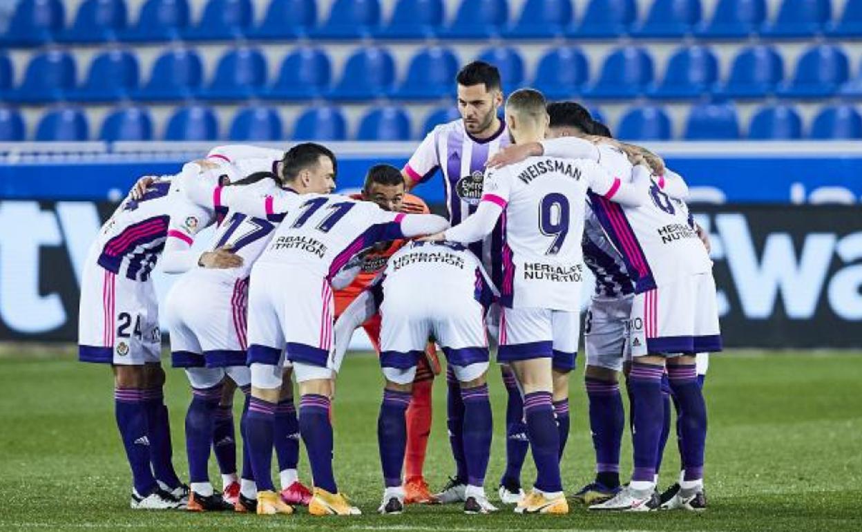 Roque Mesa dirige la arenga final de los jugadores del Pucela en Vitoria 