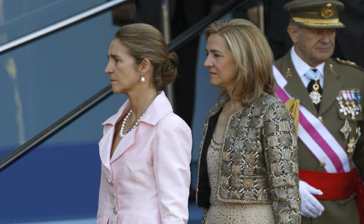 Las infantas Elena y Cristina, en un acto oficial. 