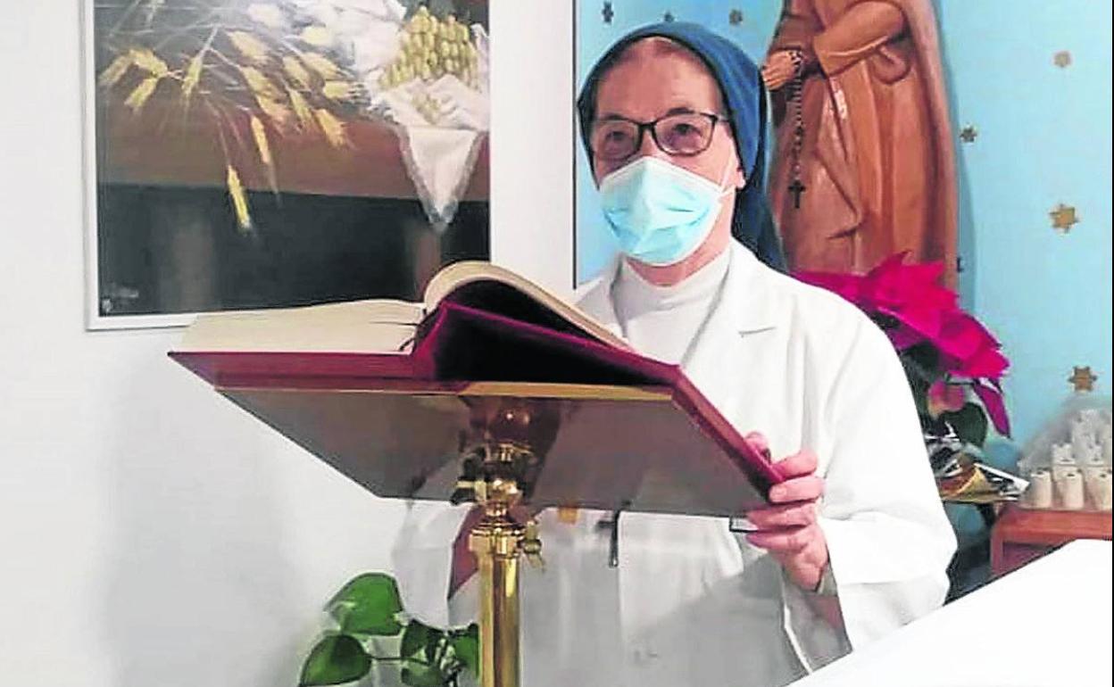 Paulina Montero, durante la celebración de la Palabra, en la capilla del Hospital. 