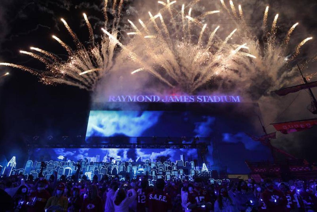 Lluvia de fuegos artificiales sobre el estadio.