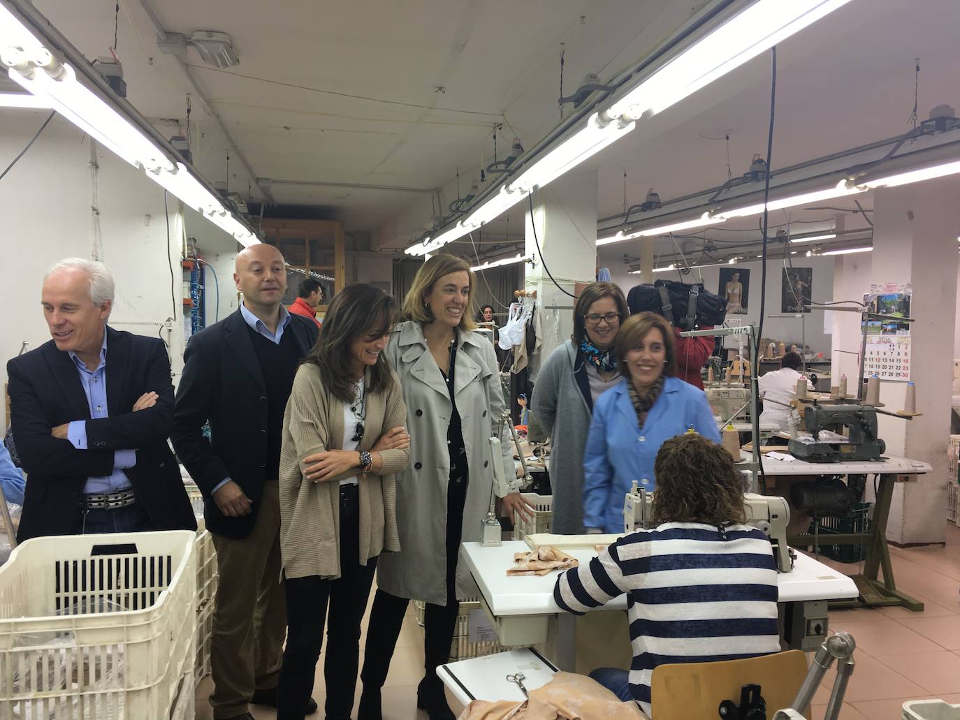 La presidenta de la Diputación y otros representantes institucionales visitan una cooperativa textil de Paredes integrada por mujeres, en una foto de archivo. 