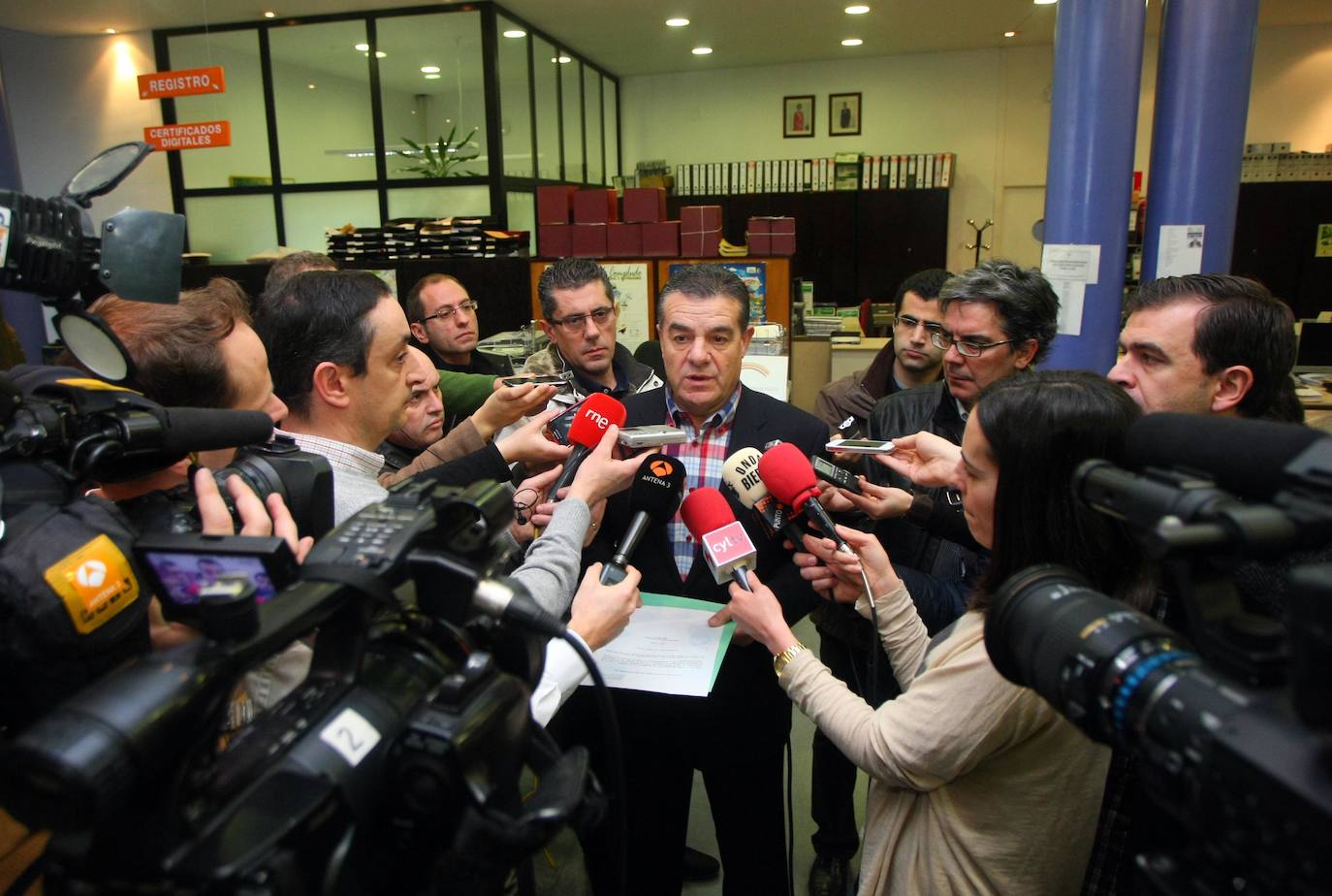 Repaso fotográfico por la trayectoria de Ismael Álvarez, desde la entrada de Nevenka Fernández al equipo de gobierno hasta sus últimas horas en política con IAP. 