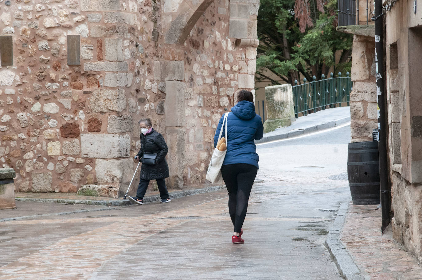 Dos personas transitan por una de las calles del municipio.