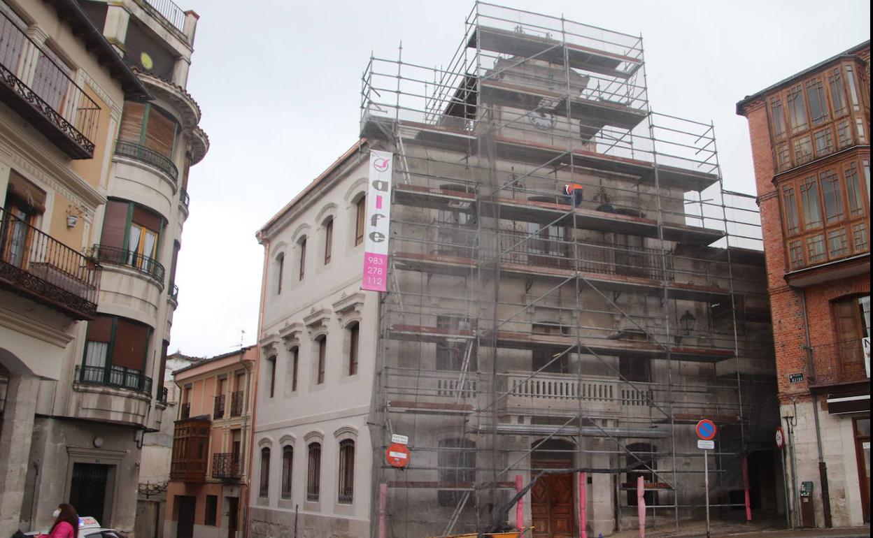 Andamios en la fachada de ela Casa Consistorial de Cuéllar. 