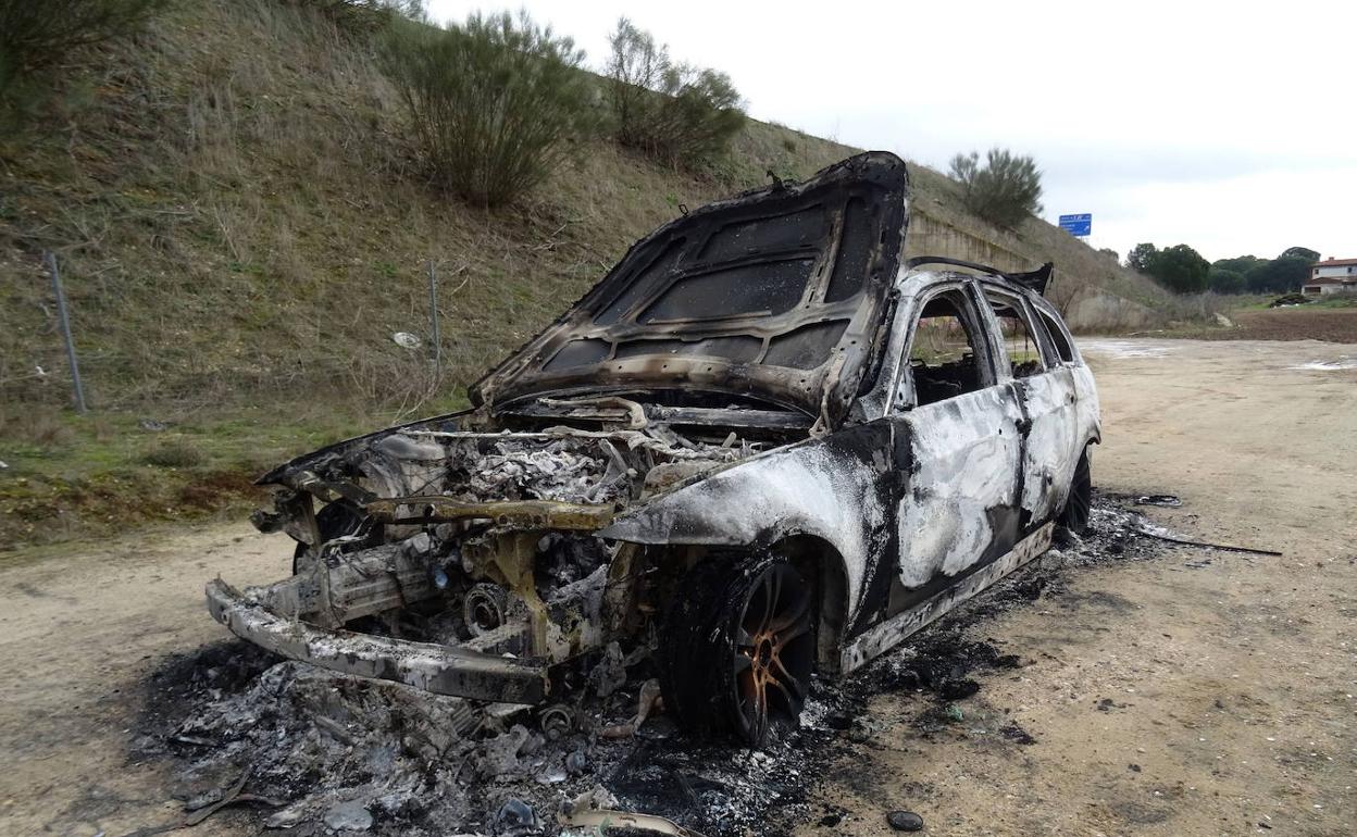 Un BMW localizado en un camino de Laguna que había sido robado por la banda.