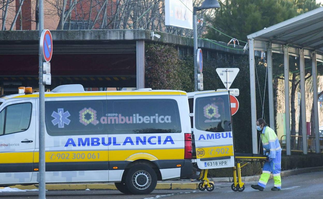 Dos sanitarios introducen una camilla en una ambulancia en el Hospital Clínico de Valladolid.